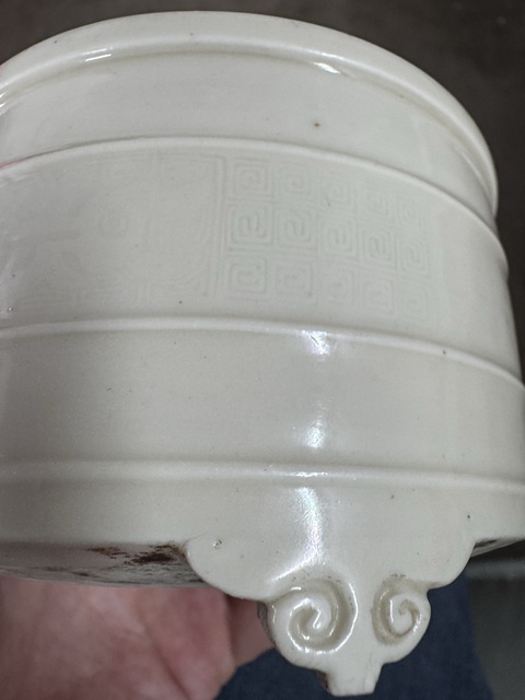 古玩陶瓷明末清初德化窯白釉三足旋紋爐真品鑒賞圖
