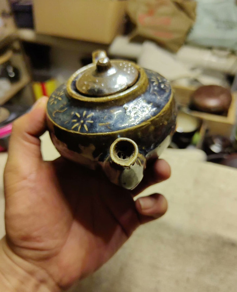 古玩陶瓷黑釉花卉紋茶壺拍賣，當前價格0元