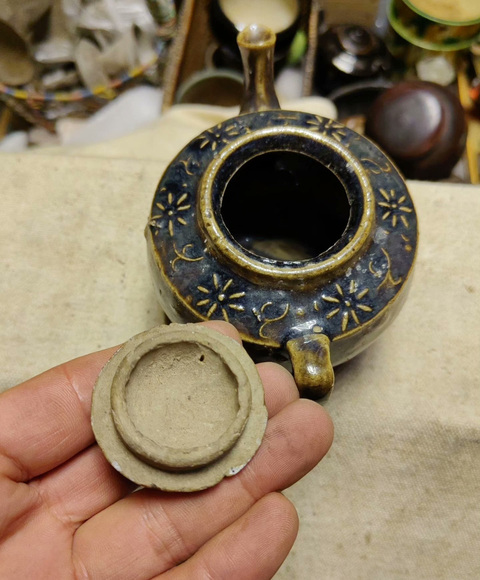 古玩陶瓷黑釉花卉紋茶壺拍賣，當前價格0元