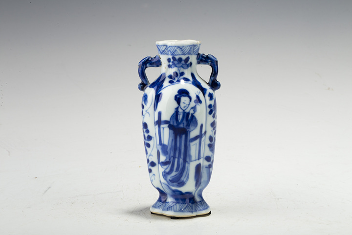 古玩陶瓷清康熙·青花仕女花卉紋雙耳小瓶拍賣，當(dāng)前價(jià)格2976元