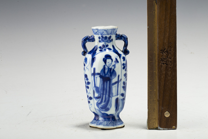 古玩陶瓷清康熙·青花仕女花卉紋雙耳小瓶拍賣，當(dāng)前價(jià)格2976元