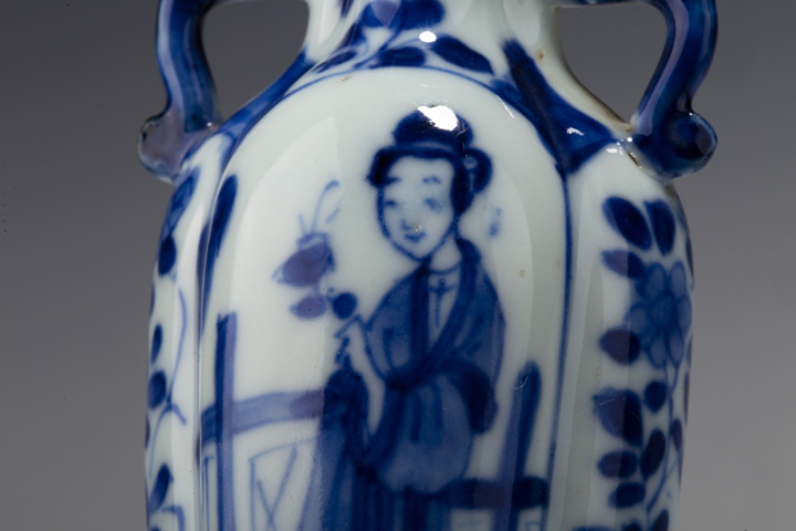 古玩陶瓷清康熙·青花仕女花卉紋雙耳小瓶拍賣，當(dāng)前價(jià)格2976元