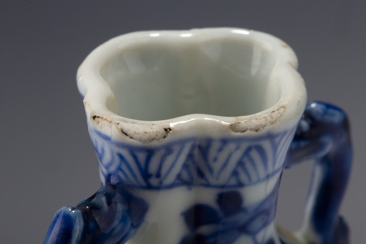 古玩陶瓷清康熙·青花仕女花卉紋雙耳小瓶拍賣，當(dāng)前價(jià)格2976元