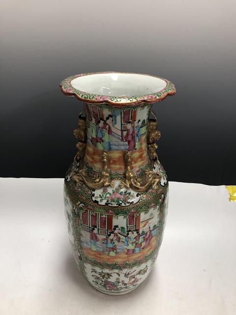 古玩陶瓷清晚·廣彩開窗人物花鳥紋堆塑螭龍獅耳瓶真品鑒賞圖