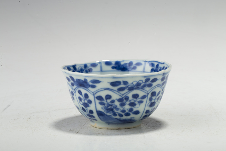 古玩陶瓷清康熙·青花開窗花卉紋花口杯真品鑒賞圖