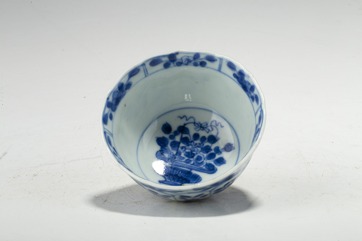 古玩陶瓷清康熙·青花開窗花卉紋花口杯真品鑒賞圖