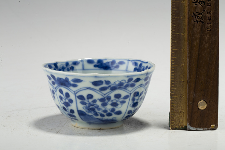 古玩陶瓷清康熙·青花開窗花卉紋花口杯真品鑒賞圖