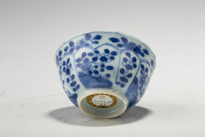 古玩陶瓷清康熙·青花開窗花卉紋花口杯真品鑒賞圖