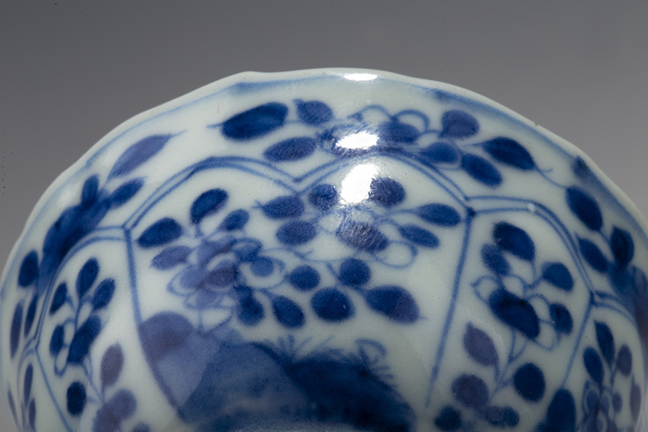 古玩陶瓷清康熙·青花開窗花卉紋花口杯真品鑒賞圖