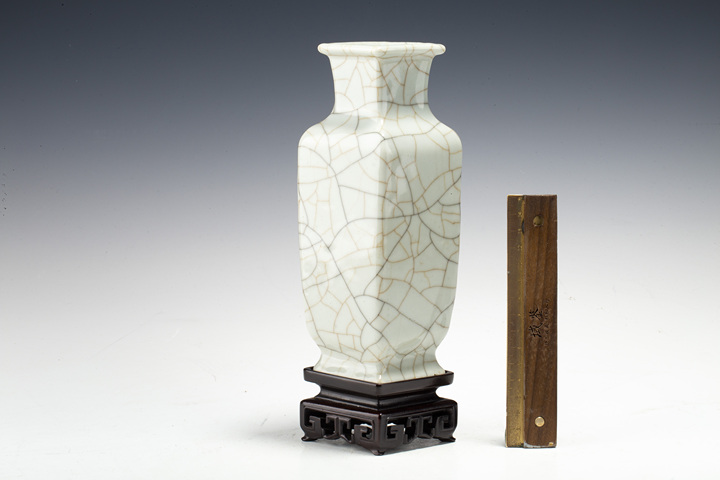 古玩陶瓷清中·仿官釉菱形瓶
真品鑒賞圖