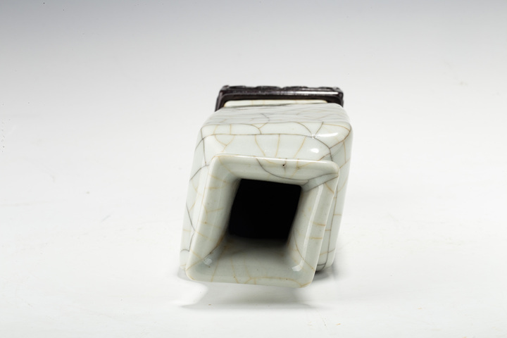 古玩陶瓷清中·仿官釉菱形瓶
真品鑒賞圖