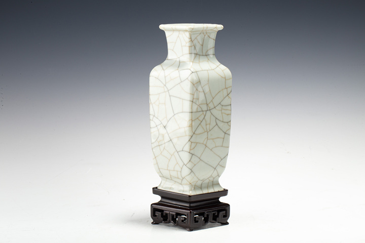 古玩陶瓷清中·仿官釉菱形瓶
真品鑒賞圖