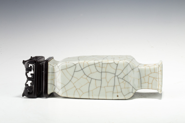 古玩陶瓷清中·仿官釉菱形瓶
真品鑒賞圖