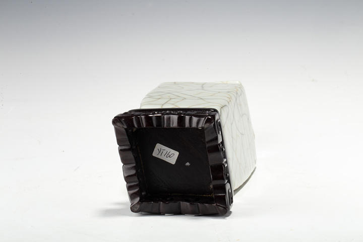 古玩陶瓷清中·仿官釉菱形瓶
真品鑒賞圖