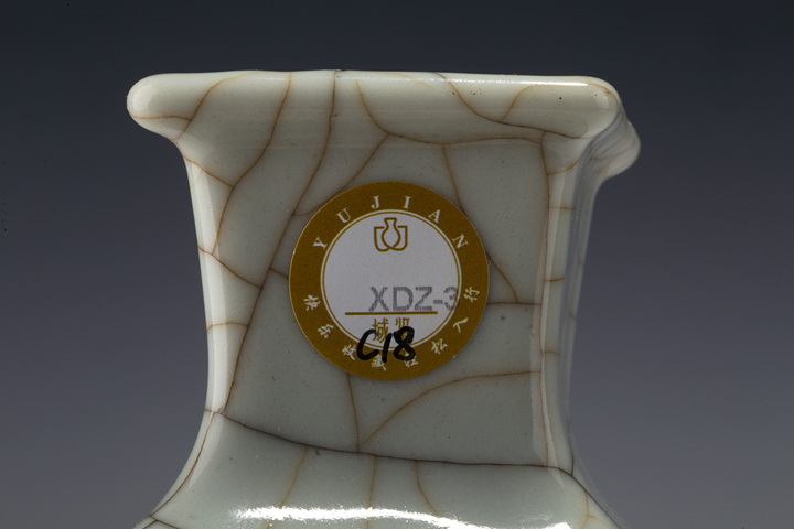 古玩陶瓷清中·仿官釉菱形瓶
真品鑒賞圖