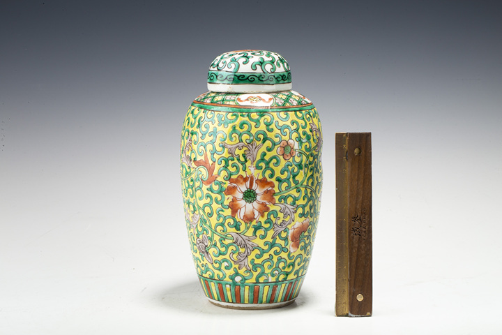 古玩陶瓷清晚·黃地五彩纏枝蓮紋冬瓜蓋罐拍賣，當(dāng)前價(jià)格5500元