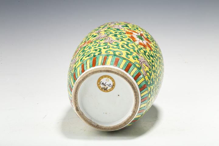 古玩陶瓷清晚·黃地五彩纏枝蓮紋冬瓜蓋罐拍賣，當(dāng)前價(jià)格5500元