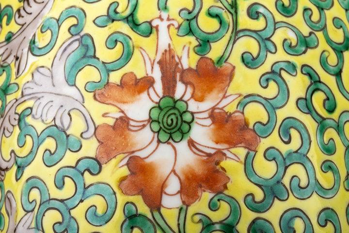 古玩陶瓷清晚·黃地五彩纏枝蓮紋冬瓜蓋罐拍賣，當(dāng)前價(jià)格5500元