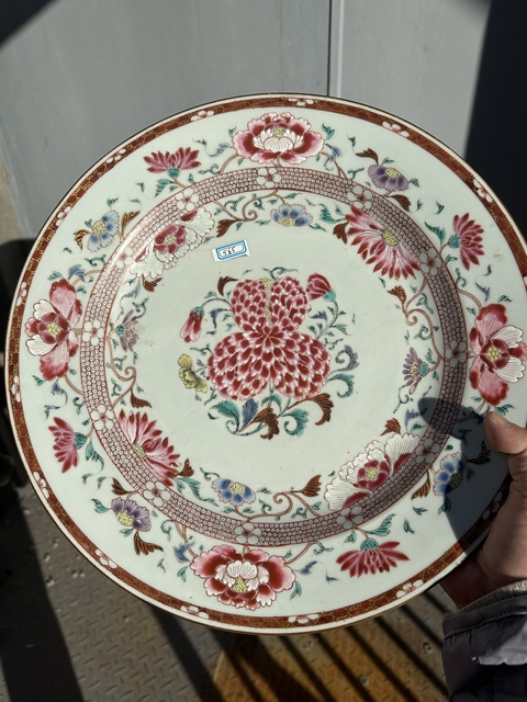 古玩陶瓷花卉紋粉彩盤真品鑒賞圖