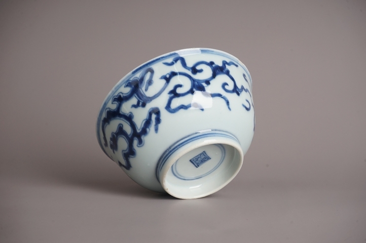 古玩陶瓷清雍正·青花夔龍紋碗真品鑒賞圖