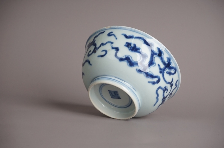 古玩陶瓷清雍正·青花夔龍紋碗真品鑒賞圖