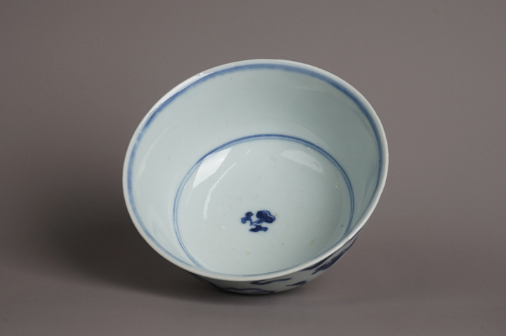 古玩陶瓷清雍正·青花夔龍紋碗真品鑒賞圖