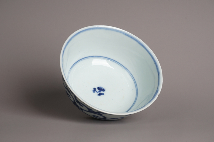古玩陶瓷清雍正·青花夔龍紋碗真品鑒賞圖