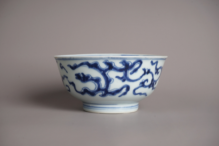古玩陶瓷清雍正·青花夔龍紋碗真品鑒賞圖