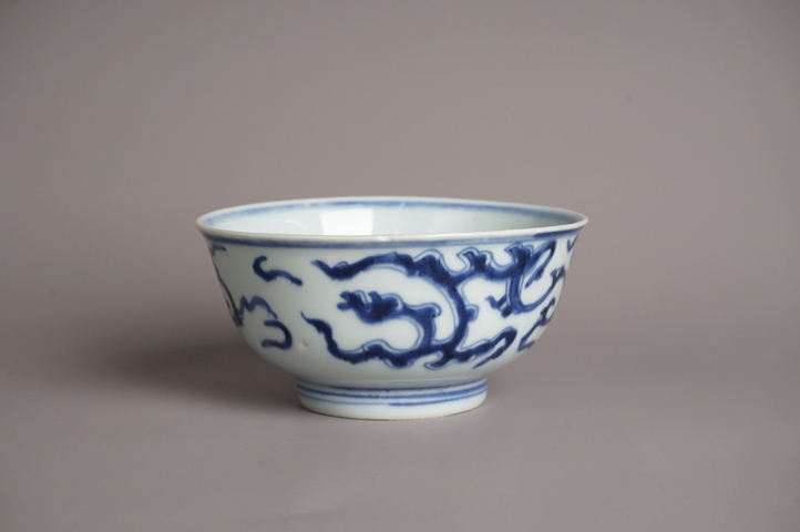 古玩陶瓷清雍正·青花夔龍紋碗真品鑒賞圖