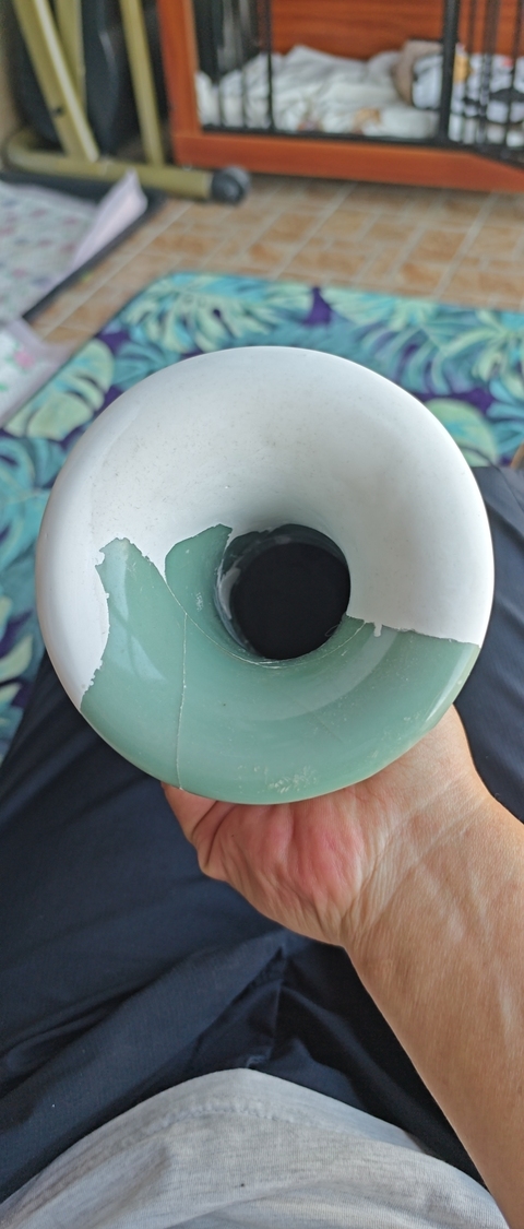 古玩陶瓷龍泉青瓷貼塑花卉紋花觚真品鑒賞圖