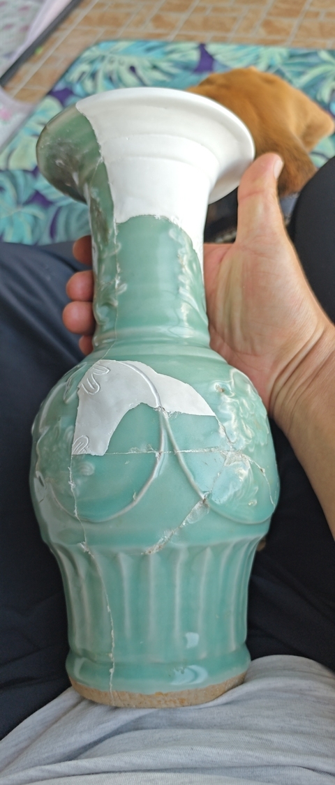 古玩陶瓷龍泉青瓷貼塑花卉紋花觚真品鑒賞圖