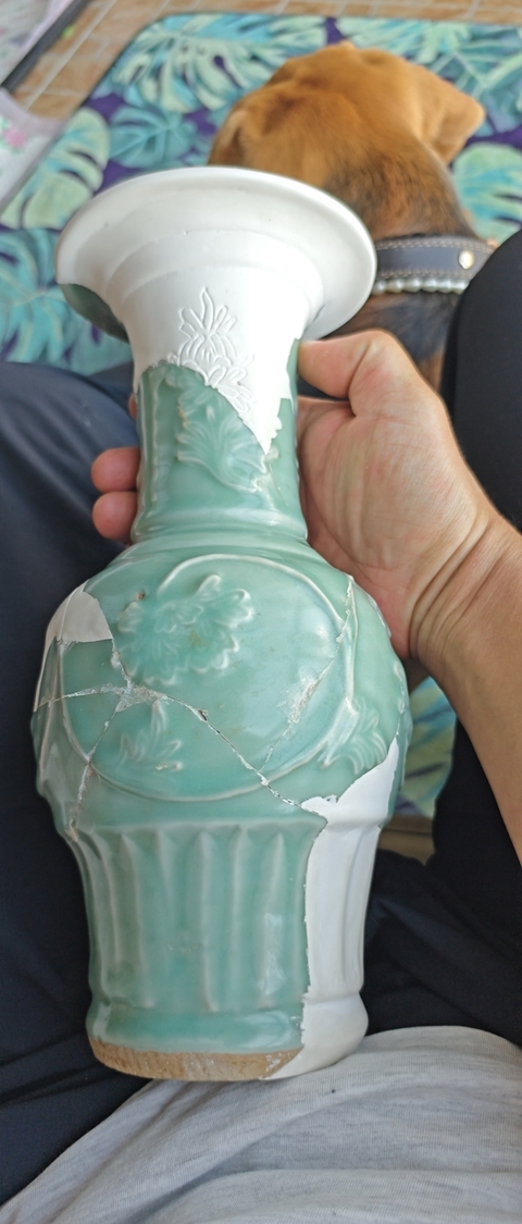 古玩陶瓷龍泉青瓷貼塑花卉紋花觚真品鑒賞圖