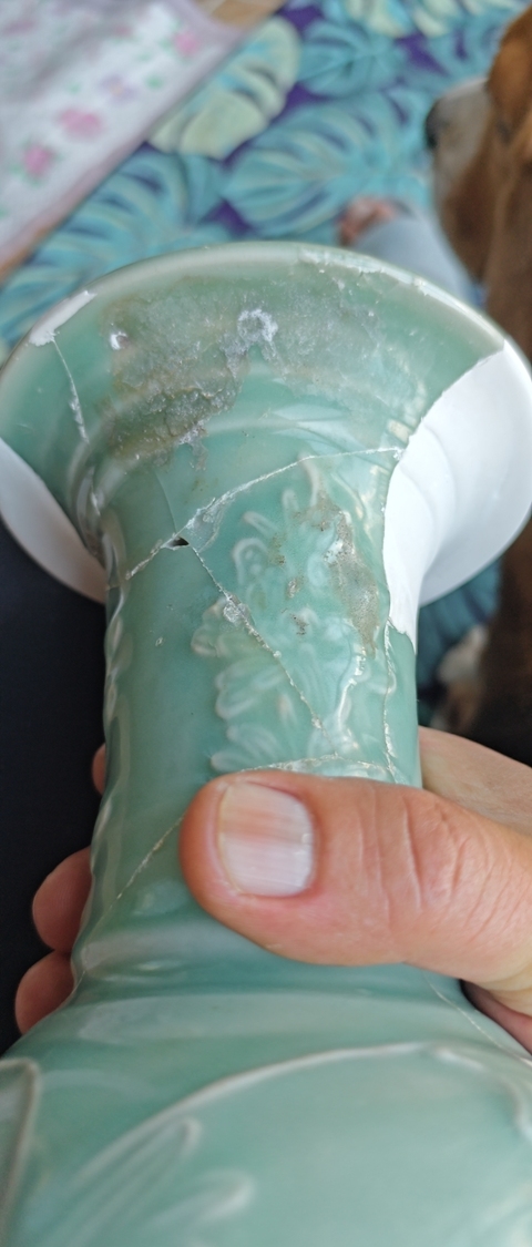 古玩陶瓷龍泉青瓷貼塑花卉紋花觚真品鑒賞圖