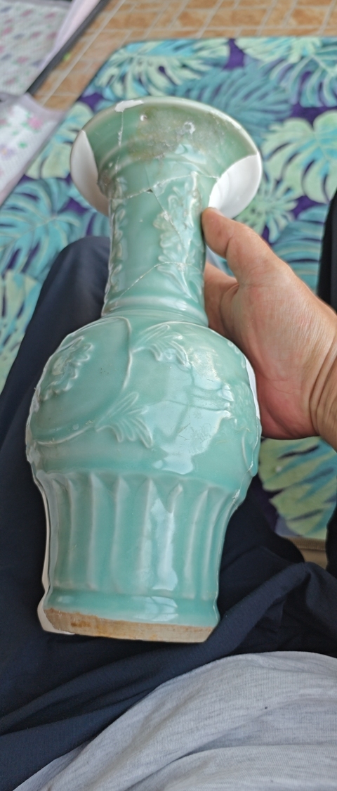 古玩陶瓷龍泉青瓷貼塑花卉紋花觚真品鑒賞圖