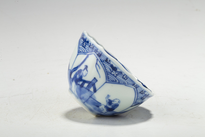 古玩陶瓷清康熙·青花仕女嬰戲紋花口杯碟一套拍賣，當(dāng)前價(jià)格0元