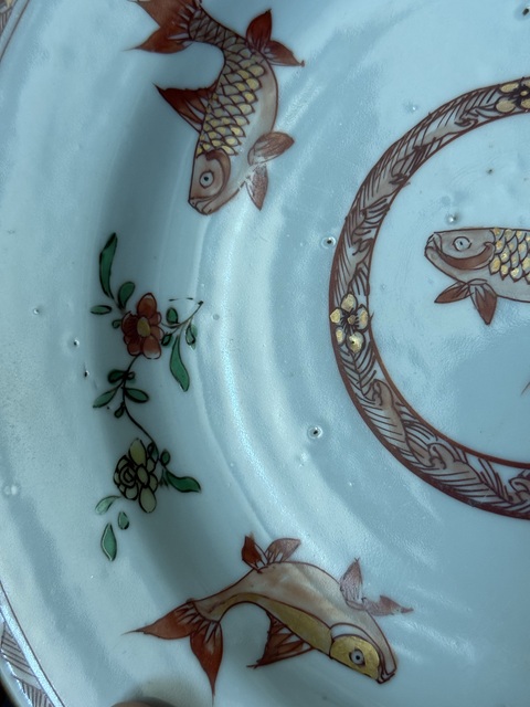 古玩陶瓷五彩描金魚藻紋盤真品鑒賞圖