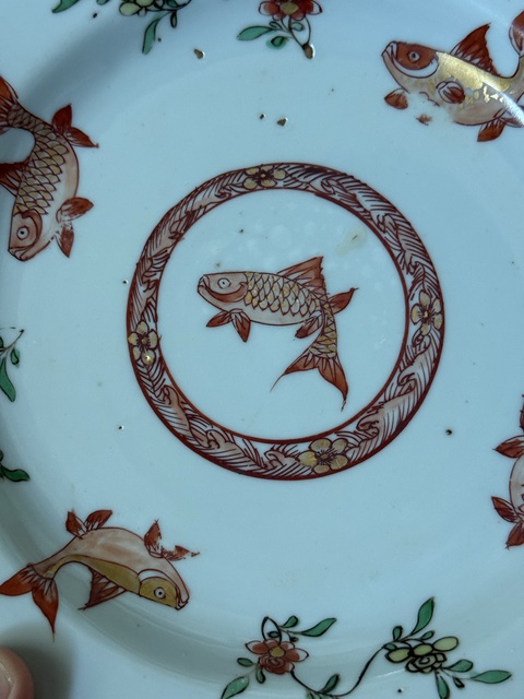 古玩陶瓷五彩描金魚藻紋盤真品鑒賞圖