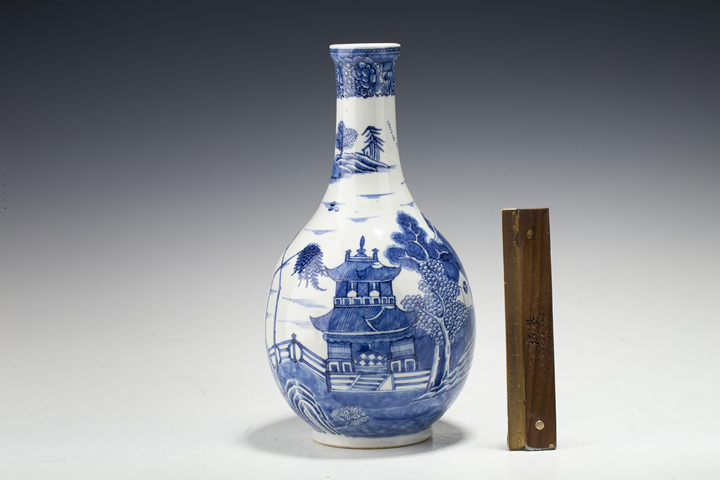 古玩陶瓷清乾隆·青花山水樓閣紋瓶拍賣，當前價格2188元