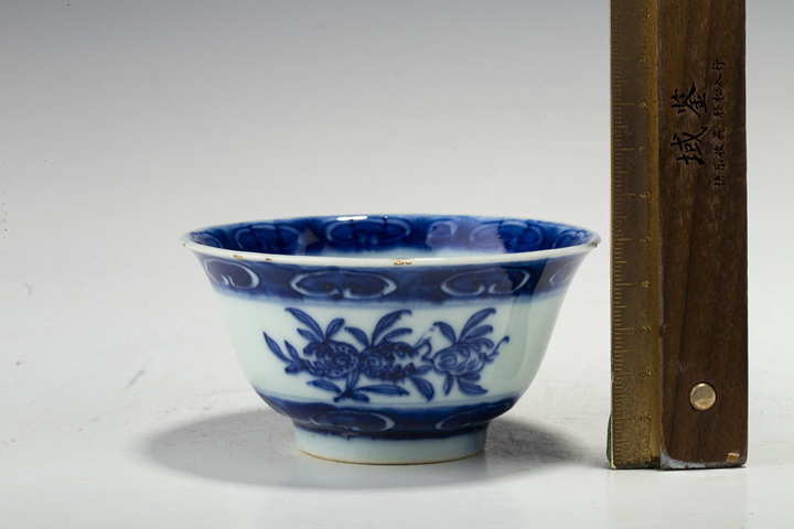古玩陶瓷清晚·青花三多紋茶碗真品鑒賞圖