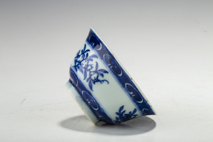 古玩陶瓷清晚·青花三多紋茶碗真品鑒賞圖