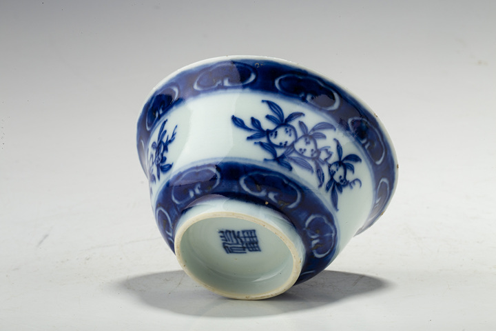 古玩陶瓷清晚·青花三多紋茶碗真品鑒賞圖
