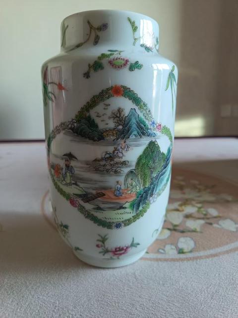 古玩陶瓷廣彩開窗人物燈蘢瓶真品鑒賞圖