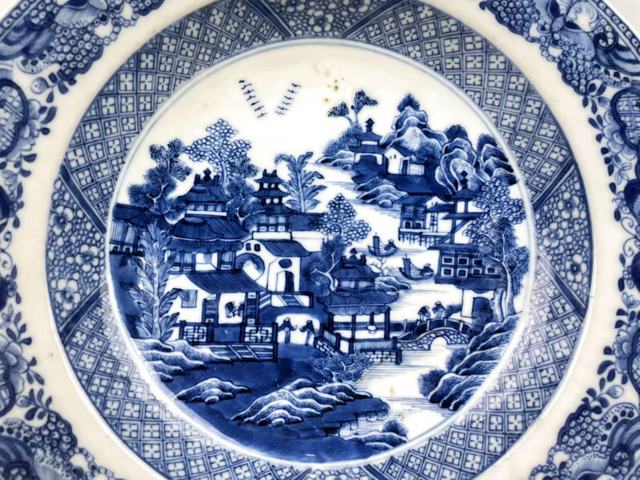 古玩陶瓷清乾隆·青花山水樓閣人物八方盤拍賣，當前價格199元