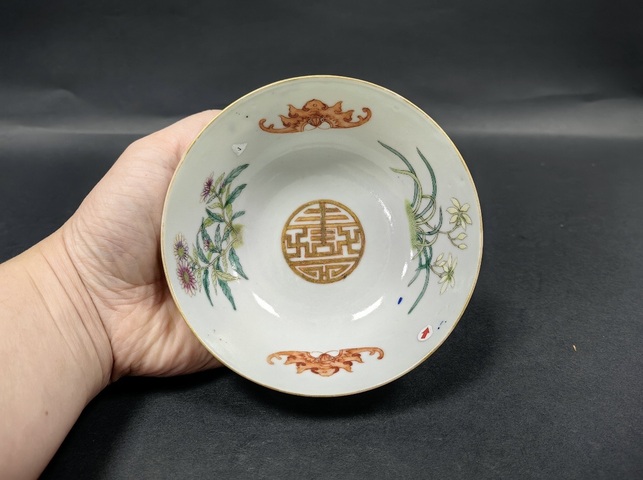 古玩陶瓷清晚期 粉彩人物紋碗真品鑒賞圖
