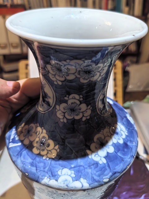 古玩陶瓷清晚期青花人物紋瓶真品鑒賞圖