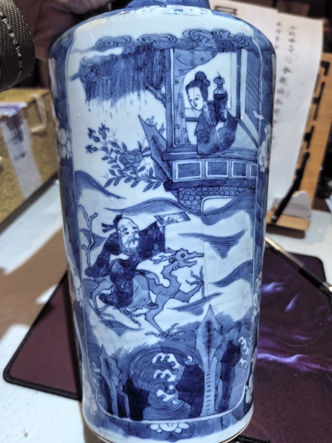 古玩陶瓷清晚期青花人物紋瓶真品鑒賞圖