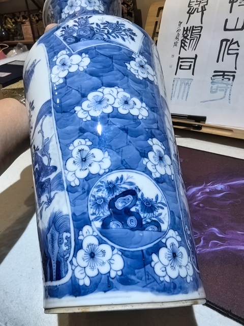 古玩陶瓷清晚期青花人物紋瓶真品鑒賞圖