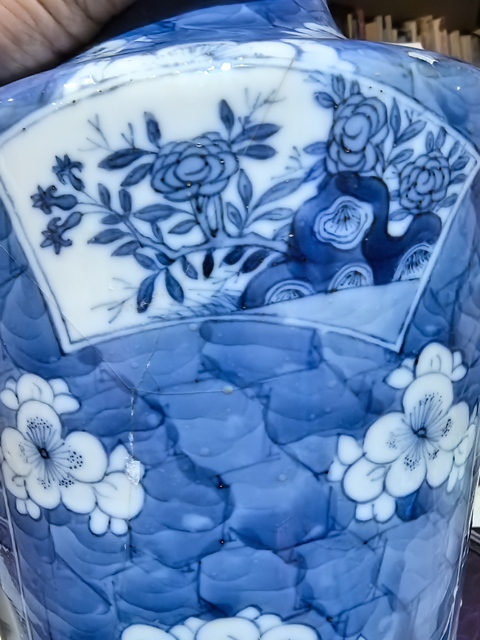 古玩陶瓷清晚期青花人物紋瓶真品鑒賞圖