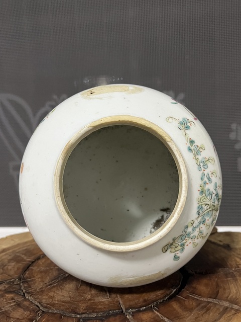 古玩陶瓷人物紋粉彩壺真品鑒賞圖