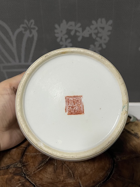 古玩陶瓷人物紋粉彩壺真品鑒賞圖